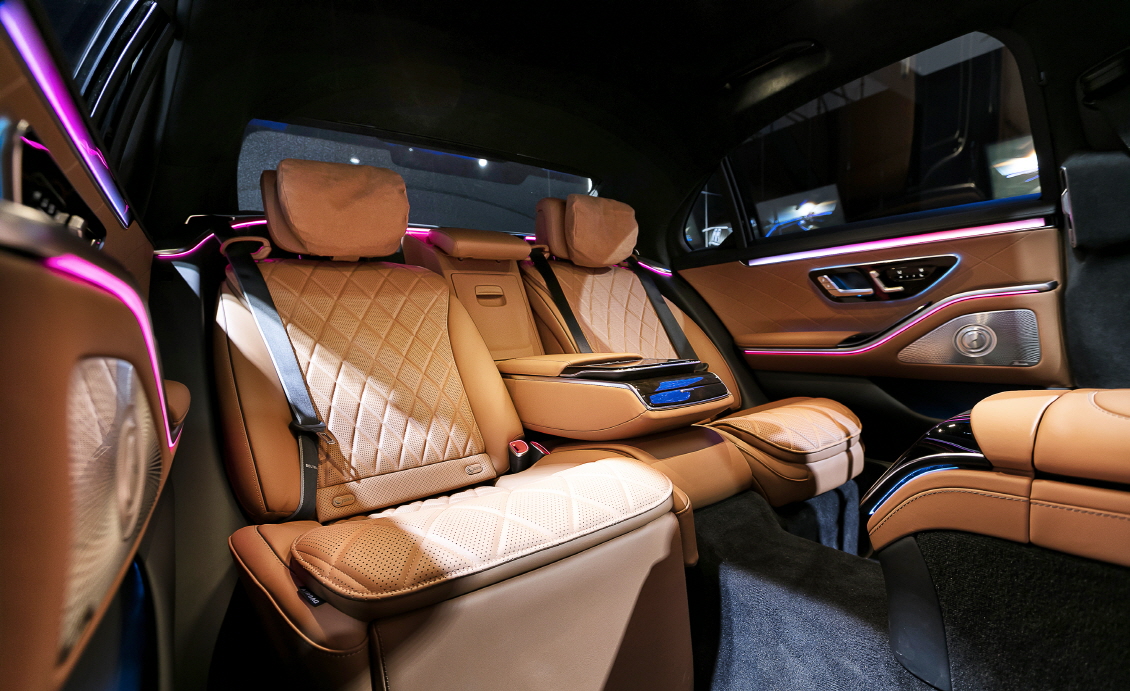 ▲터치 한 번이면 1열 동반석 시트가 최대 37㎜ 앞으로 이동한다. 성인 남성이 다리를 쭉 뻗을 수 있을 정도의 넓은 공간이 제공된다. (사진제공=메르세데스-벤츠 코리아)
