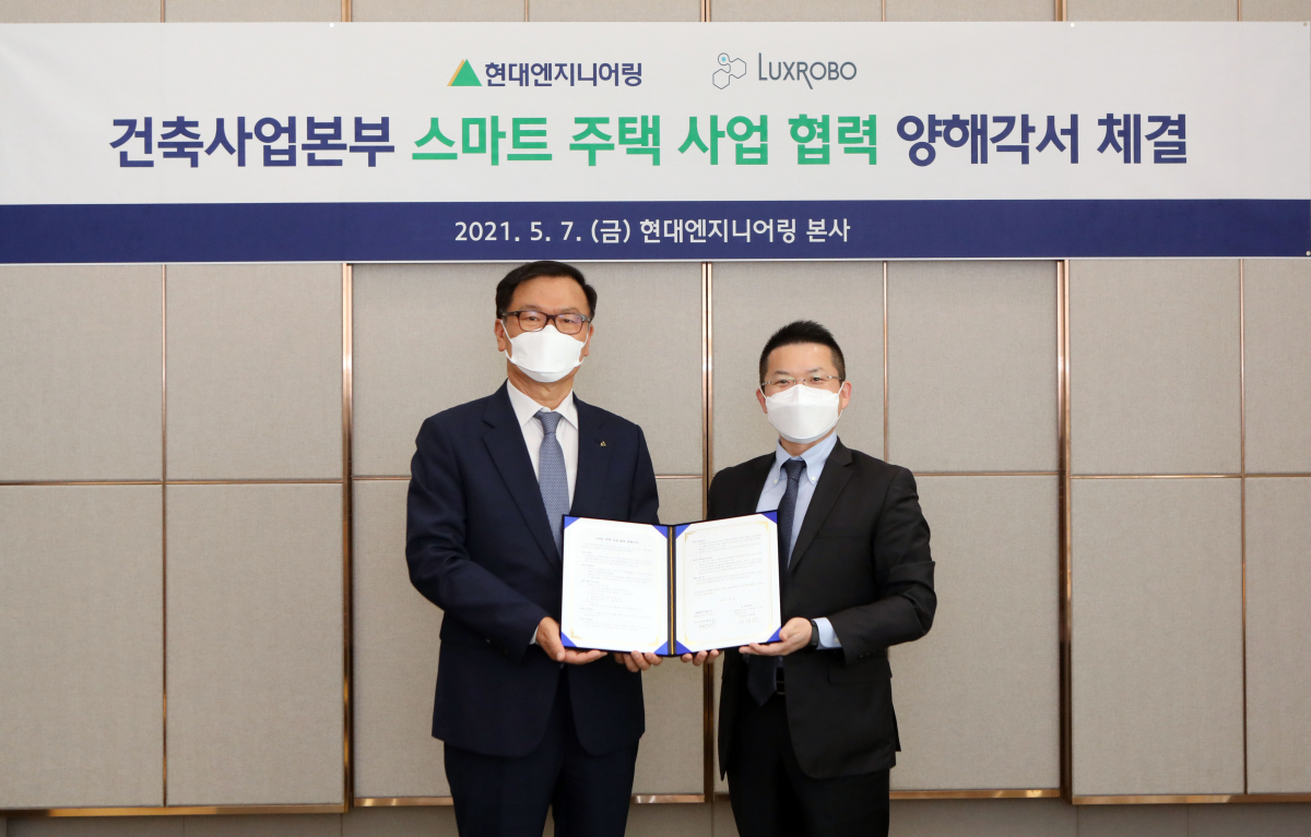 ▲황헌규(왼쪽) 현대엔지니어링 본부장과 이대환 럭스로보 대표이사가 7일 서울 종로구 현대엔지니어링 계동 사옥에서 스마트 주택 사업 협력을 위한 양해각서(MOU)를 체결한 뒤 기념촬영을 하고 있다. (사진제공=현대엔지니어링)