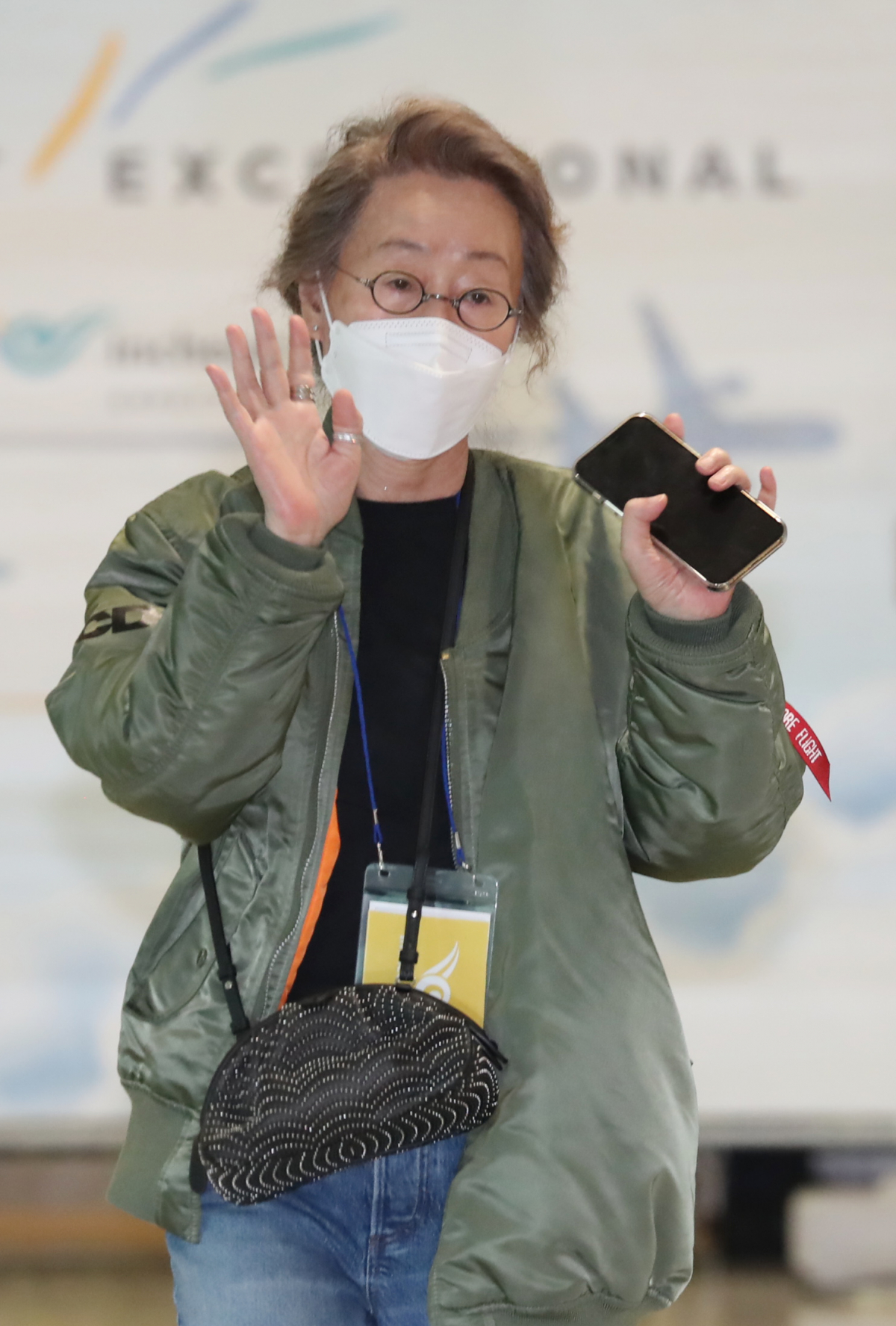 ▲윤여정 귀국 (뉴시스)