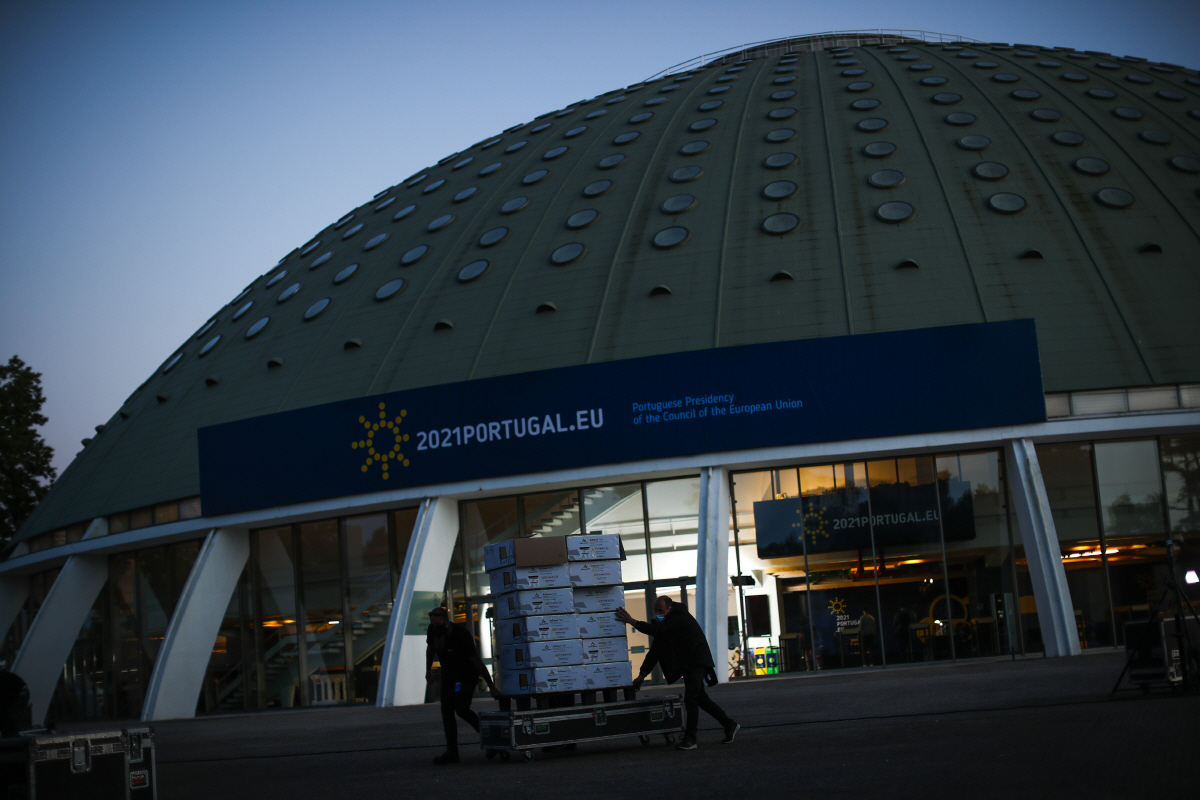 ▲유럽연합(EU) 정상회의를 하루 앞둔 6일(현지시간) 포르투갈 포르투의 크리스털 팰리스 전시장에 마련된 회의장 모습이 보인다.  EU 정상들은 오는 7~8일 이곳에서 비공식 회의를 열고 신종 코로나바이러스 감염증(코로나19) 백신 지식재산권 보호 면제 제안 등에 대해 논의할 예정이다. 포르투갈/AP연합뉴스