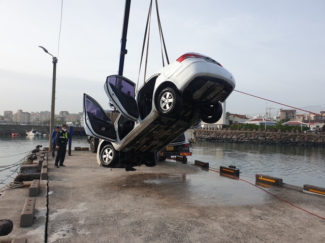 ▲ 제주 앞바다로 추락한 차량을 해경이 인양 중이다. (사진제공=제주해양경찰서 )