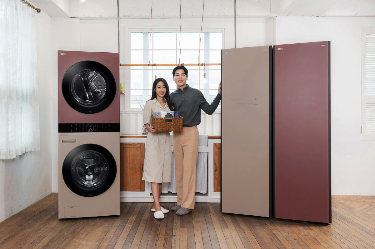 ▲ LG전자가 '클레이 브라운', '레드 우드' 등 새로운 색상을 적용한 오브제컬렉션을 이번 주 출시한다. 신규 색상은 의류관리기의 대명사 스타일러, 원바디 세탁건조기 워시타워에 먼저 적용되며 다양한 LG 오브제컬렉션 제품군에 순차적으로 확대 적용된다. (사진제공=LG전자)