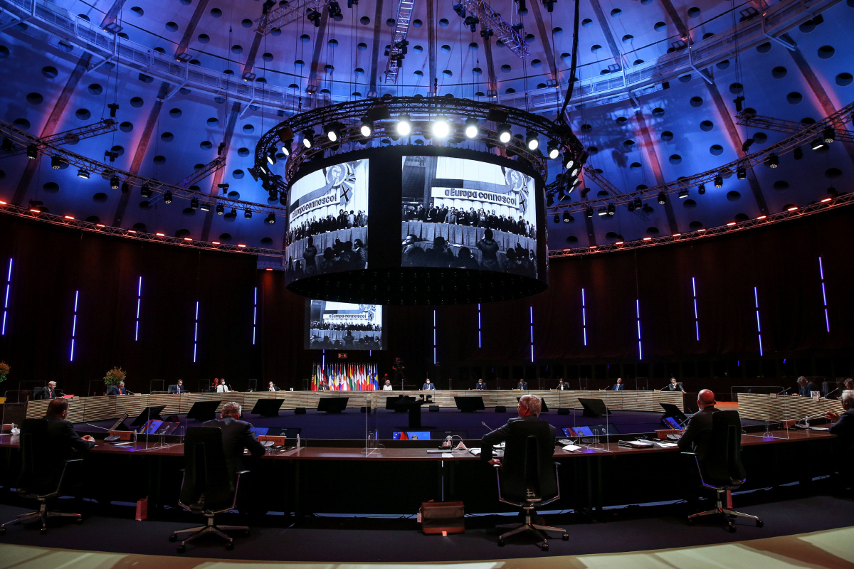 ▲ 유럽연합(EU) 회원국 정상들이 7일(현지시간) 포르투갈의 포르투에 있는 팔라시오 데 크리스탈에서 EU 정상 비공식 회의에 참석하고 있다. 이틀간 이뤄진 이번 비공식회의에서는 신종 코로나바이러스 감염증(코로나19) 백신 지식재산권 보호 면제 문제가 중점적으로 논의됐다. 포르투갈/로이터연합뉴스
