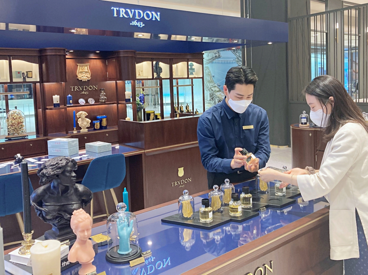 ▲잠실 에비뉴엘 니치향수 신규브랜드 트루동 매장에서 상품을 시향하고 있다. (사진제공=롯데백화점)
