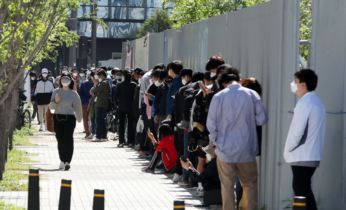 ▲9일 오전 서울 강서구 마곡8구역 공영주차장 임시선별검사소에 시민들이 검사를 받기 위해 줄을 서고 있다. (뉴시스)