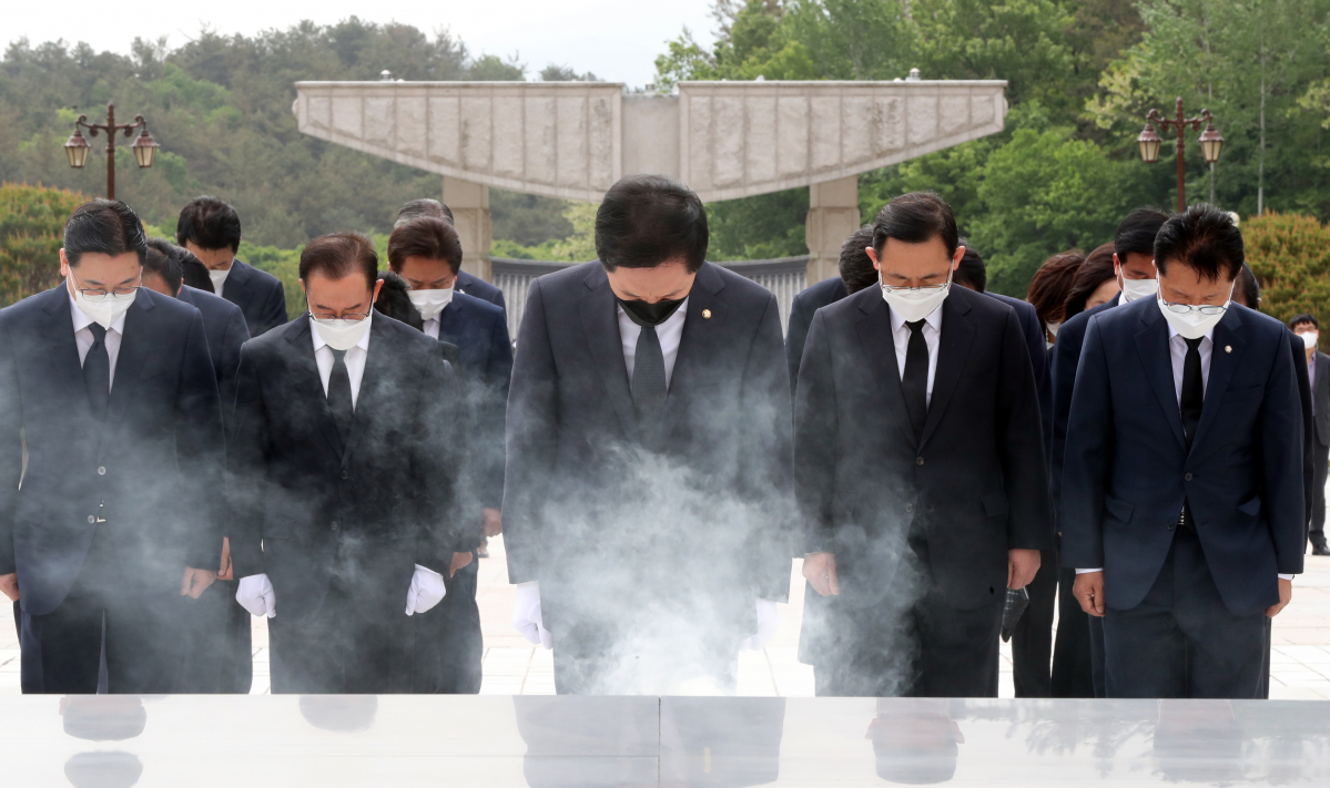 ▲국민의힘 김기현 당 대표 권한대행 겸 원내대표가 7일 오전 광주 북구 국립 5·18 민주묘지를 당직자 등과 함께 참배하고 있다. (연합뉴스)