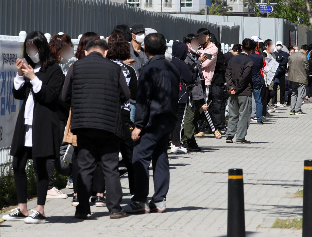 ▲코로나19 신규확진자가 하루만에 다시 500명대를 기록한 9일 오전 서울 강서구 마곡8구역 공영주차장 임시선별검사소에 시민들이 검사를 받기 위해 줄을 서고 있다. (뉴시스)