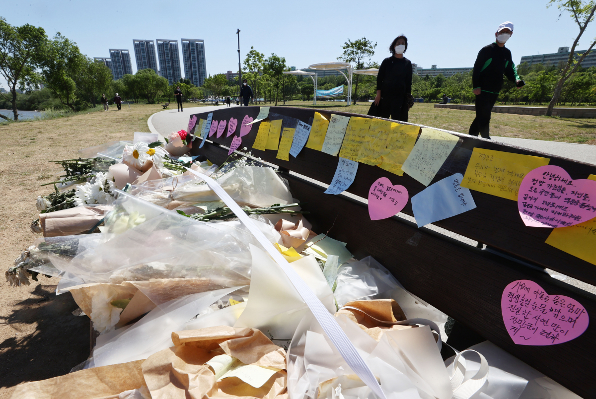 ▲9일 오전 서울 서초구 반포한강공원 택시승강장 앞 벤치에 마련된 고(故) 손정민 군의 추모 공간에 꽃과 편지가 놓여있다. (연합뉴스)