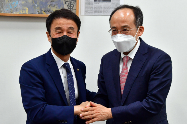 ▲더불어민주당 한병도 원내수석부대표(왼쪽)와 국민의힘 추경호 원내수석부대표가 10일 오전 국회에서 본회의 개의 여부 등을 논의하기 위해 회동하고 있다. (연합뉴스)