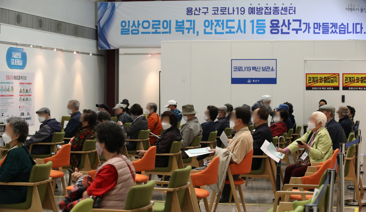 ▲코로나19 백신 1차 접종자가 누적 367만4729명으로 전 국민의 7.2%, 2차 접종자는 누적 50만 6274명으로 전국민의 1.0%로 집계된 10일 오전 서울 한 코로나19 백신 예방접종센터에서 어르신들이 접종을 마친 뒤 이상반응을 모니터링하고 있다. (뉴시스)