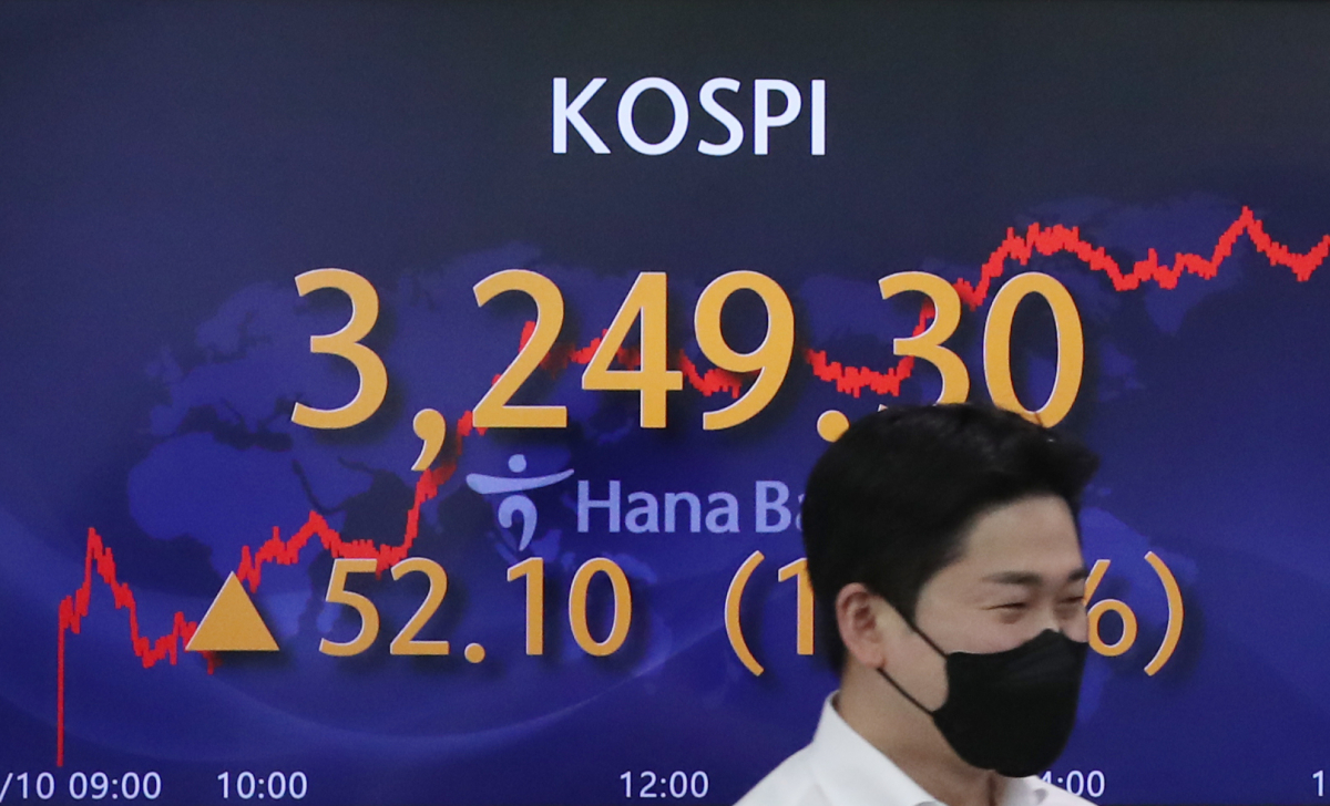 ▲코스피가 종가 기준으로 사상 최고치를 기록한 10일 오후 서울 중구 하나은행 본점 딜링룸에서 딜러들이 업무를 보고 있다(사진=연합뉴스)