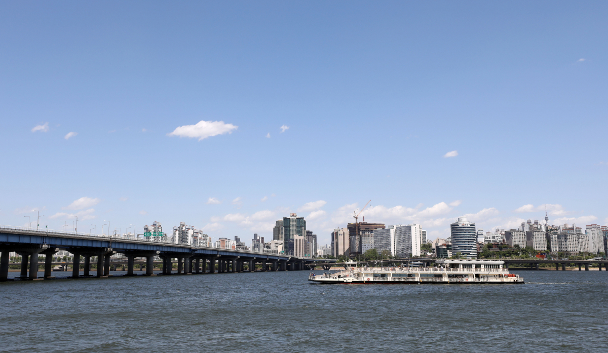 ▲황사가 물러난 9일 오후 서울 영등포구 여의도 한강공원에서 바라본 서울 하늘이 파랗다. (뉴시스)