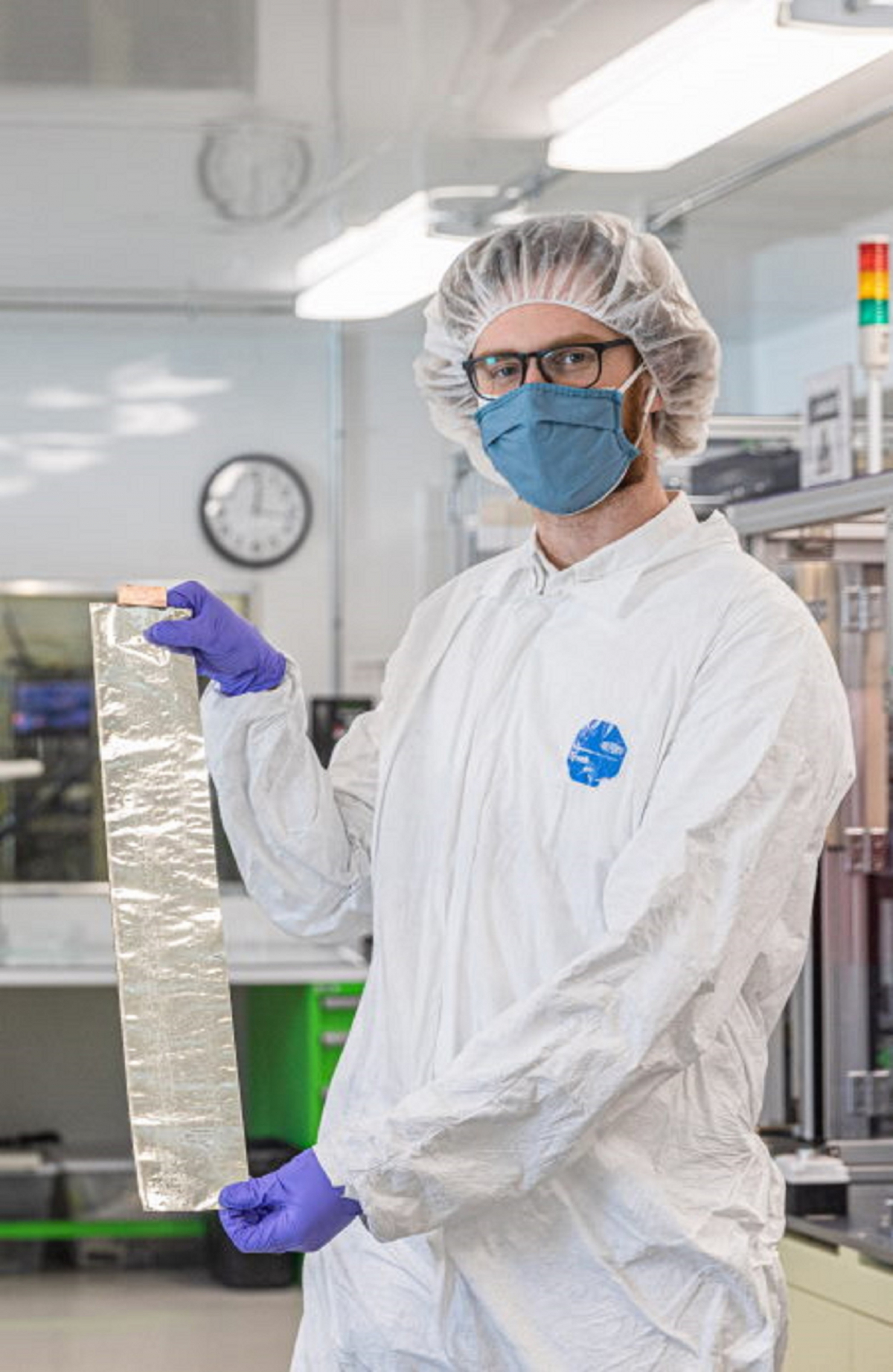 ▲솔리드에너지시스템에서 개발한 리튬메탈 배터리의 음극재용으로 들어가는 얇은 리튬메탈 호일. (사진제공=SK㈜)