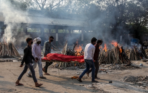 ▲인도 뉴델리에 마련된 임시 화장장으로 사람들이 시신을 옮기고 있다. 뉴델리/EPA연합뉴스
