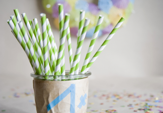 ▲조광페인트가 국내 최초로 미국 식품의약국(FDA) 으로부터 친환경 종이 빨대용 수성 접착제에 대한 승인을 획득했다. (자료 = 조광페인트, 클립아트 코리아)