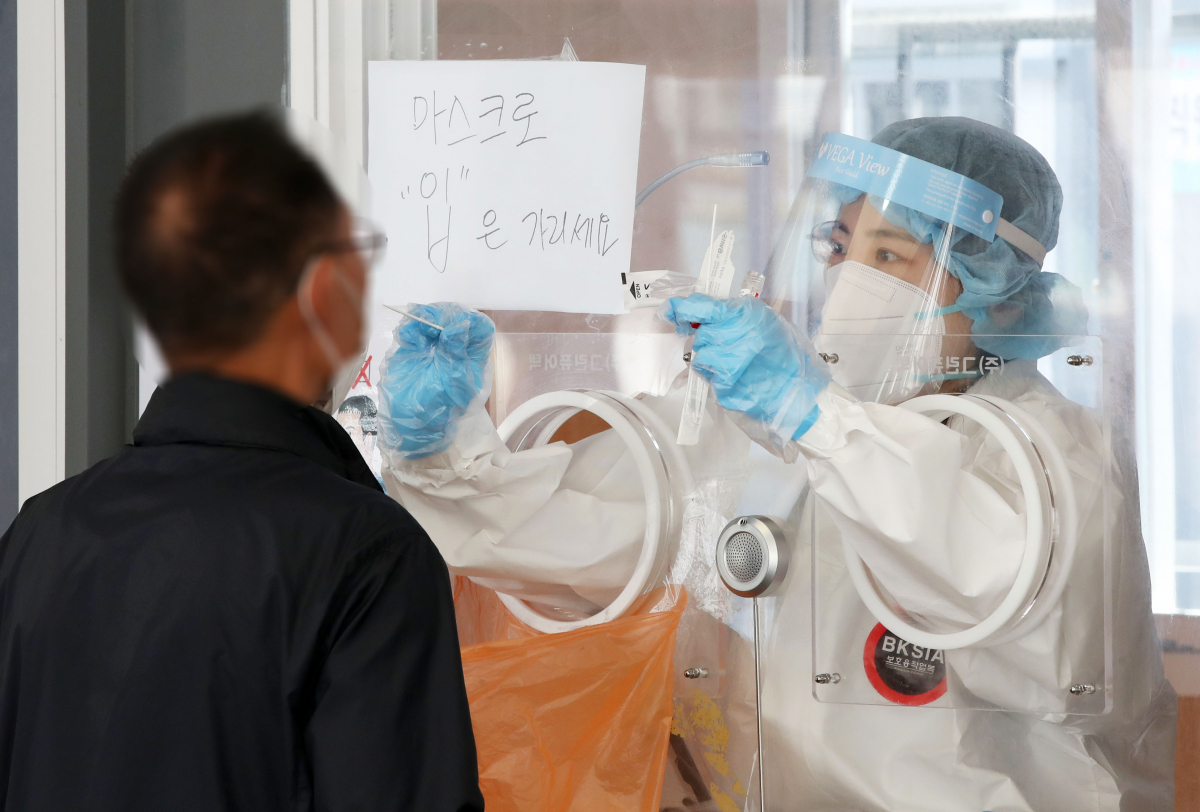 ▲코로나19 신규 확진자가 511명으로 집계된 11일 오전 서울 중구 서울역광장에 마련된 코로나19 중구임시선별검사소에서 의료진이 검체 채취를 하고 있다. (뉴시스)
