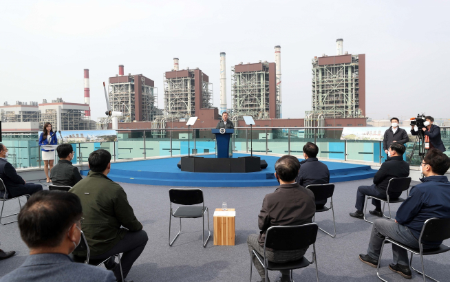 ▲문재인 대통령이 3월 19일 오후 충남 보령시 보령화력발전소 내 에너지월드에서 열린 '충남 에너지전환과 그린뉴딜 전략 보고'에 참석해 연설을 하고 있다. (뉴시스)