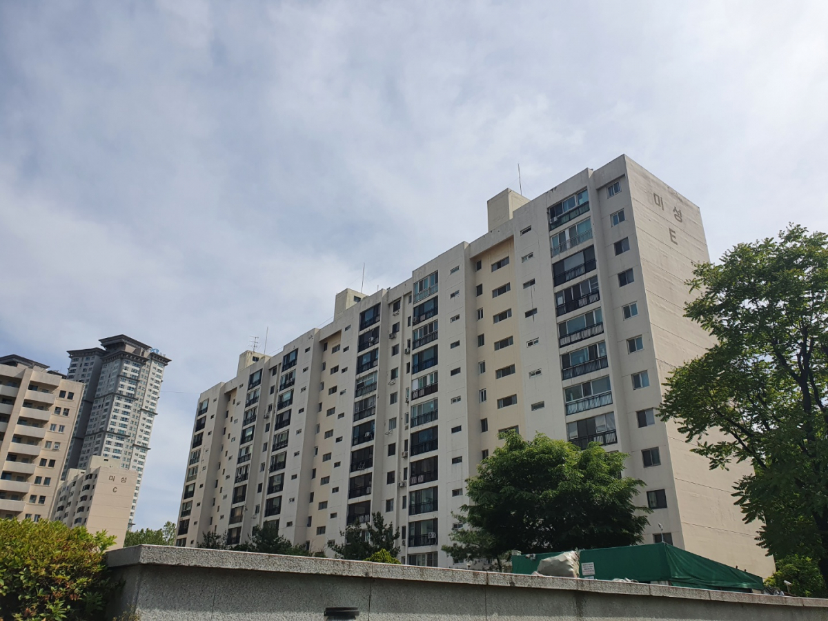 ▲토지거래허가제 시행 지역에서 거래가 한순간에 멈추며 2주째 거래절벽 현상이 심화되고 있다. 서울 영등포구 여의도동 미성아파트 단지 전경 (이동욱 기자 toto@)