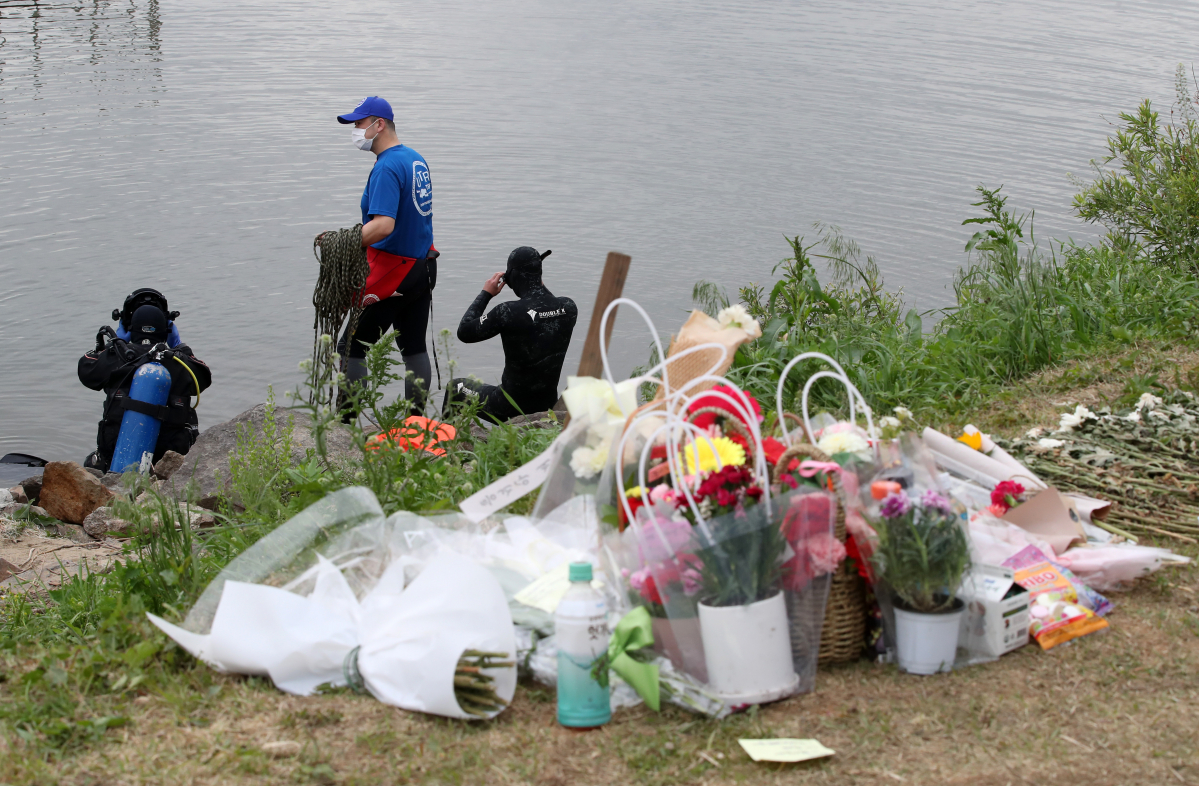 ▲10일 서울 서초구 반포한강공원 수상택시 승강장 앞에서 민간 잠수부들이 故 손정민 군의 친구 휴대전화 수색 작업을 위해 준비하고 있다.  (뉴시스)