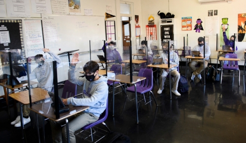 ▲미국 캘리포니아주 롱비치에 있는 세인트 앤서니 고등학교에서 3월 24일(현지시간) 학생들이 마스크를 쓴 채 수업을 받고 있다. 롱비치/AFP연합뉴스
