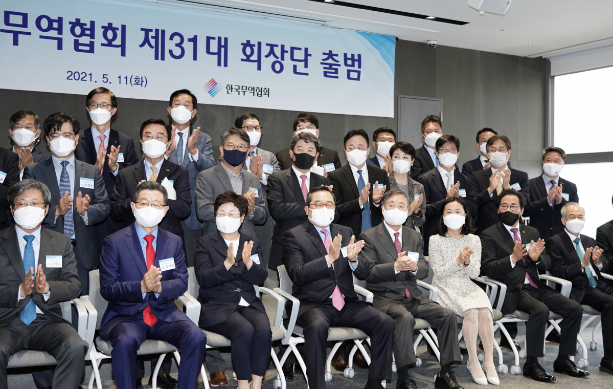 ▲한국무역협회(회장 구자열)가 11일 삼성동 트레이드타워에서 제31대 회장단의 첫 번째 회의를 개최했다. 이날 회의를 마친 후 회장단 멤버들이 기념사진을 촬영하고 있다.  (사진제공=무역협회)