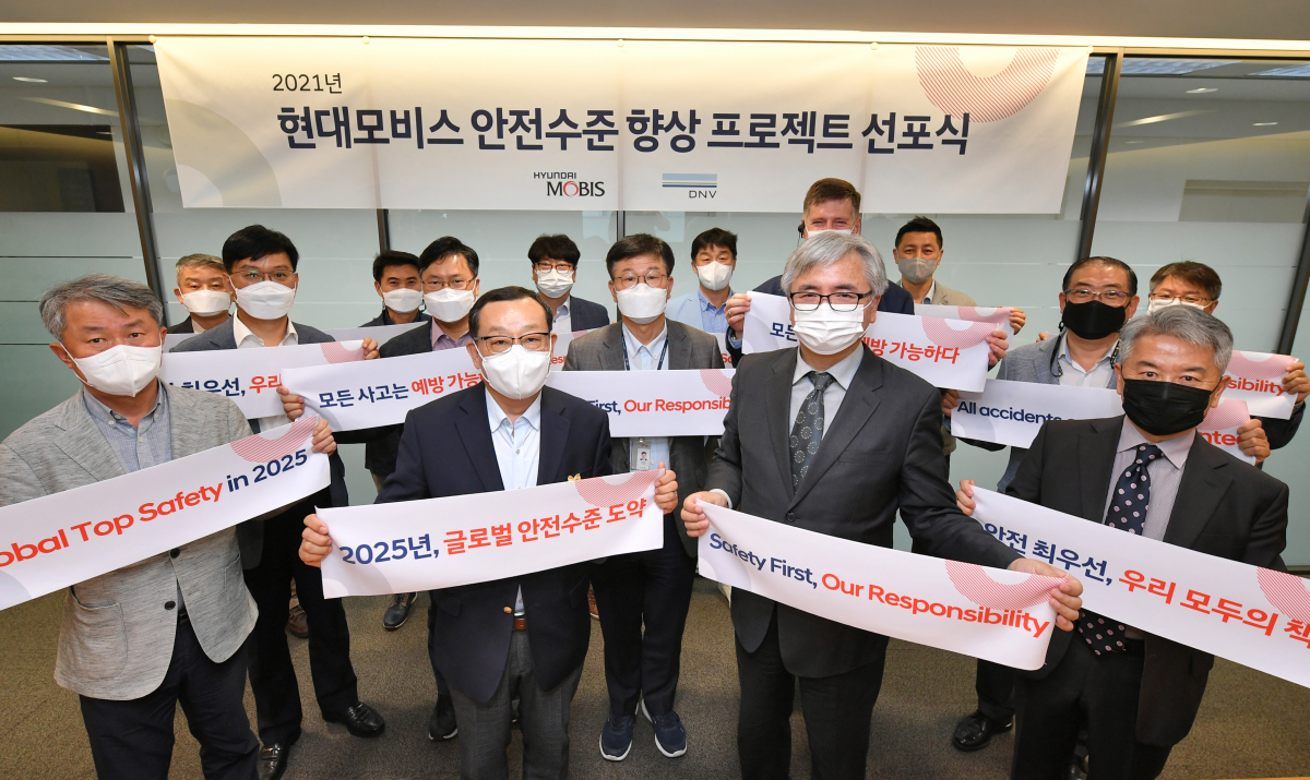 ▲현대모비스가 서울 역삼동 본사에서 조성환(앞줄 왼쪽 두번째) 사장 등 주요 임원들이 참석한 가운데 ‘안전 수준 향상 프로젝트 선포식’을 열고 글로벌 수준의 안전 관리 역량 확보를 위한 결의를 다졌다.  (사진제공=현대차)
