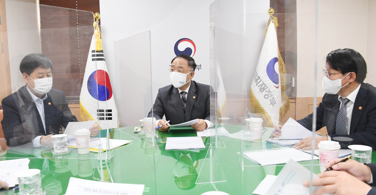 ▲홍남기 경제부총리 겸 기획재정부 장관이 12일 서울 광화문 정부서울청사에서 '2021년 4월 고용동향'을 주요내용으로 관계장관회의(녹실회의)를 주재하고 있다. (사진제공=기획재정부)