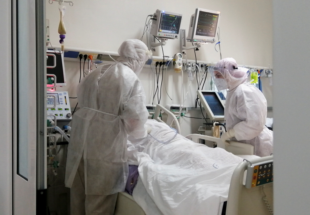 ▲4월 25일 튀니지 아리아나의 한 병원 중환자실에서 의료진이 신종 코로나바이러스 감염증(코로나19)을 앓고 있는 환자를 돌보고 있다. 아리아나/로이터
