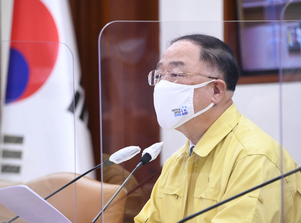 ▲홍남기 경제부총리 겸 기획재정부 장관이 5월 12일 서울 광화문 정부서울청사에서 열린 '제35차 비상경제 중앙대책본부회의'를 주재, 모두발언을 하고 있다. (사진제공=기획재정부)