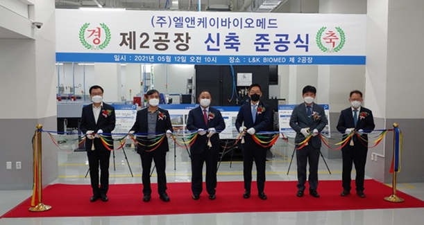 ▲엘앤케이바이오메드가 12일 오전 제2공장 신축 준공식을 열였으며 기념촬영을 하고 있다.(좌측부터 방선규 사외이사, 성경섭 사외이사, 박근주 대표이사, 기성욱 부회장, 루트락 유대선 생산본부장, 루트락 이상석 CFO) (사진제공=엘앤케이바이오메드)