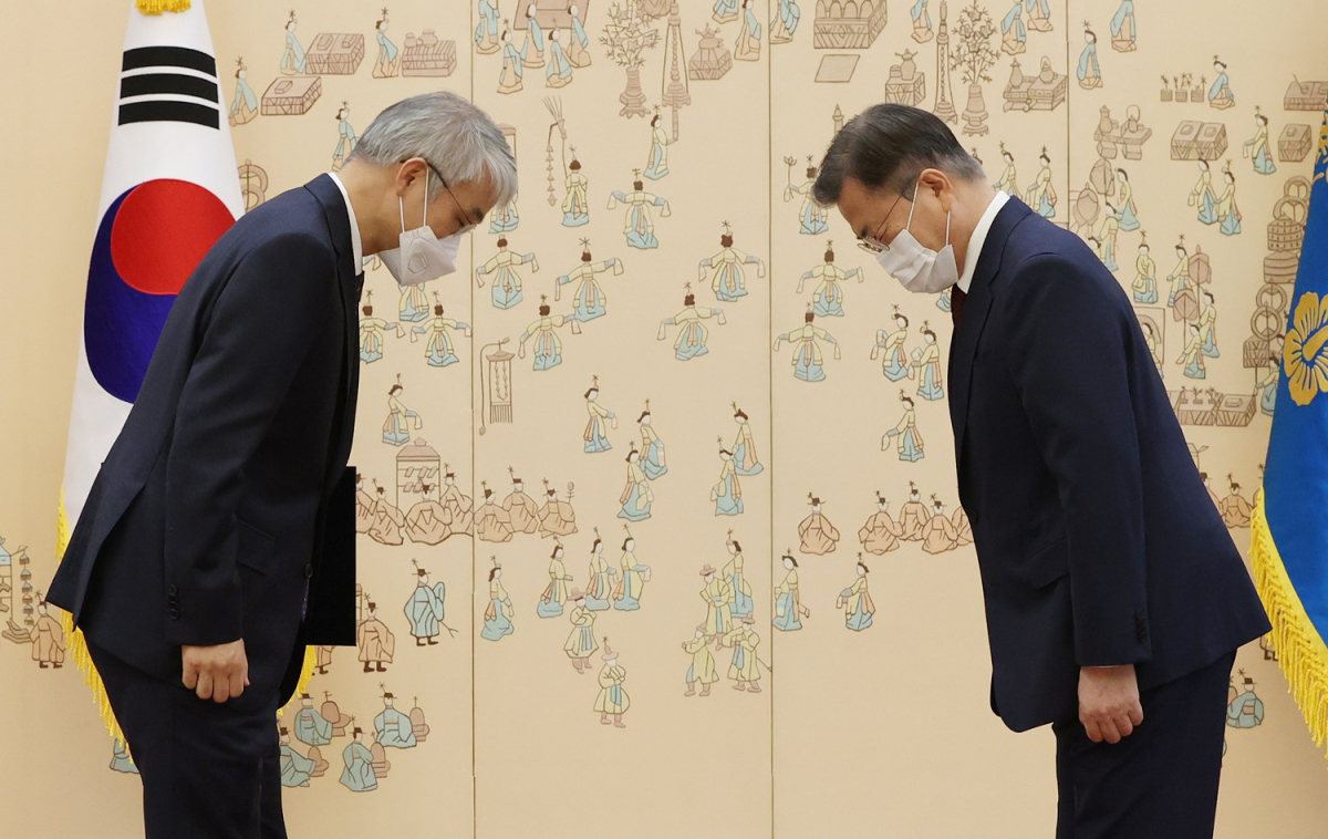 ▲<YONHAP PHOTO-3947> 문 대통령, 천대엽 신임 대법관과 인사    (서울=연합뉴스) 이진욱 기자 = 문재인 대통령이 12일 오전 청와대에서 천대엽 신임 대법관에게 임명장 수여에 앞서 인사하고 있다. 2021.5.12    cityboy@yna.co.kr/2021-05-12 11:33:30/Media Only<저작권자 ⓒ 1980-2021 ㈜연합뉴스. 무단 전재 재배포 금지.>