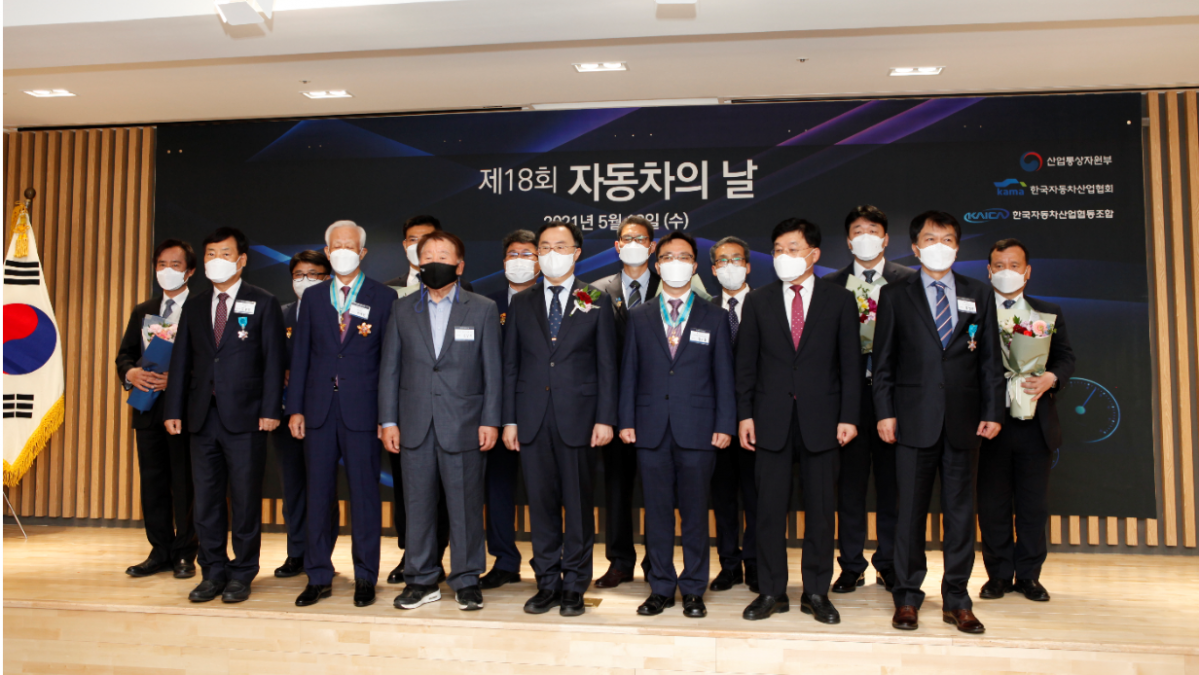 ▲12일 제18회 자동차의 날 기념식 참석자들이 단체사진을 촬영하고 있다.  (사진제공=KAMA)