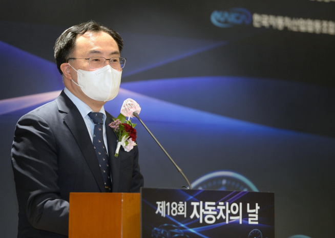 ▲문승욱 산업통상자원부 장관이 12일 서울 서초구 자동차산업협회에서 열린 제18회 자동차의 날에 참석해 축사를 하고 있다. (뉴시스)