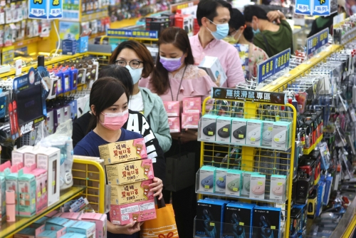 ▲대만 타이페이의 한 매장에 12일(현지시간) 사람들이 마스크를 구입하려고 줄서 있다. 타이페이/로이터연합뉴스
