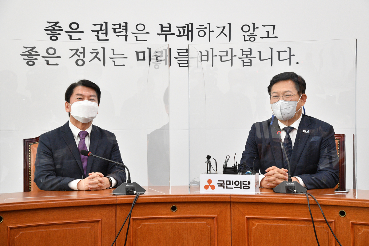 ▲송영길 더불어민주당 대표(오른쪽)와 안철수 국민의당 대표가 12일 서울 여의도 국회에서 만나 대화하고 있다. (연합뉴스)