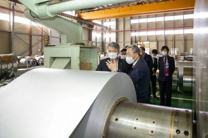 ▲이인호 한국무역보험공사 사장(앞줄 왼쪽 )이 12일 광주 광산구에 소재한 대웅에스앤티를 방문해 코로나19에 따른 경영 애로사항을 청취하고 수출 지원방안에 대해 의견을 나누고 있다. (사진제공=한국무역보험공사)