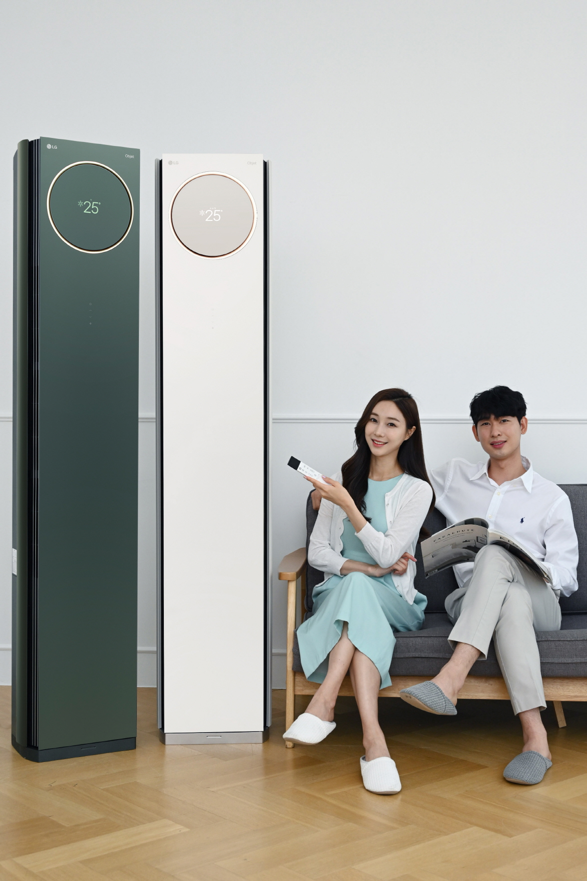 ▲LG전자가 여름 성수기를 앞두고 새로운 색상의 오브제컬렉션 모델을 추가로 내놓으며 ‘휘센 타워’ 에어컨의 인기를 이어간다. 모델들이 오브제컬렉션 색상이 적용된 LG 휘센 타워 에어컨을 소개하고 있다. 왼쪽부터 카밍 그린, 카밍 베이지. (사진제공=LG전자)