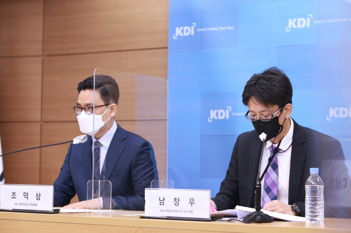 ▲한국개발연구원(KDI) 조덕상 전망총괄과 남창우 연구위원이 12일 정부세종청사에서 진행된 'KDI 상반기 경제전망' 사전브리핑에서 주요내용을 설명하고 있다. (사진제공=한국개발연구원(KDI))