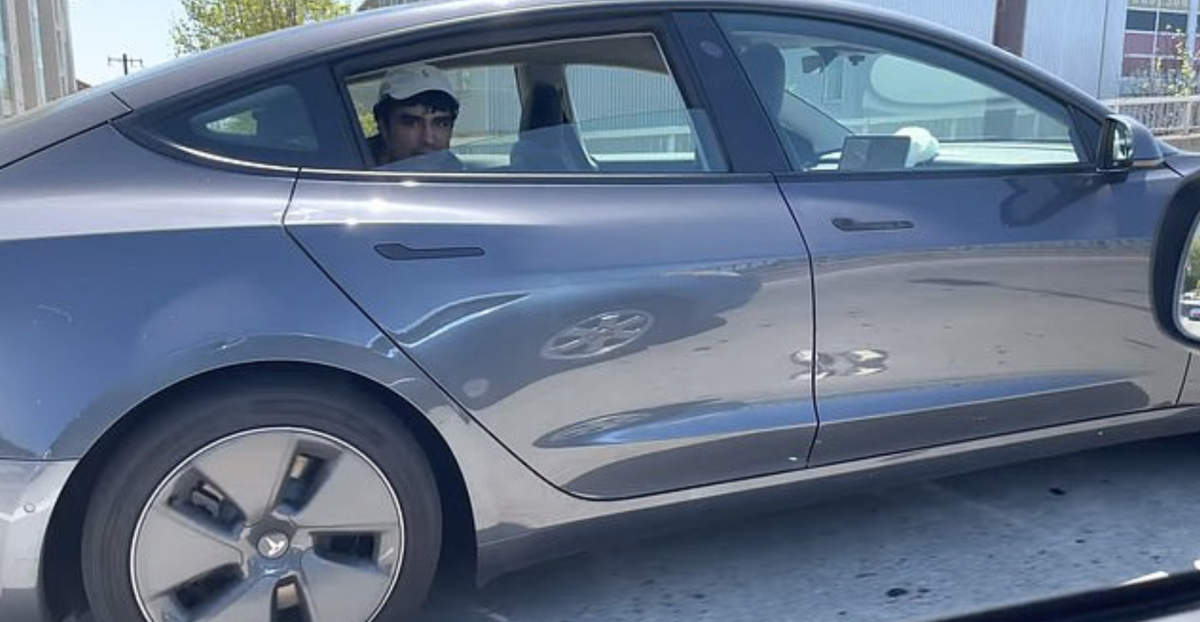 ▲지난 10일(현지시간) 테슬라 차량 뒷좌석에 앉아 미국 고속도로를 질주한 20대 남성이 현지 경찰에 붙잡혔다. 체포 뒤 그는 반성은커녕 오히려 테슬라 자율주행 기능을 맹신하는 듯한 태도를 보였다. (출처=유튜브 캡처)