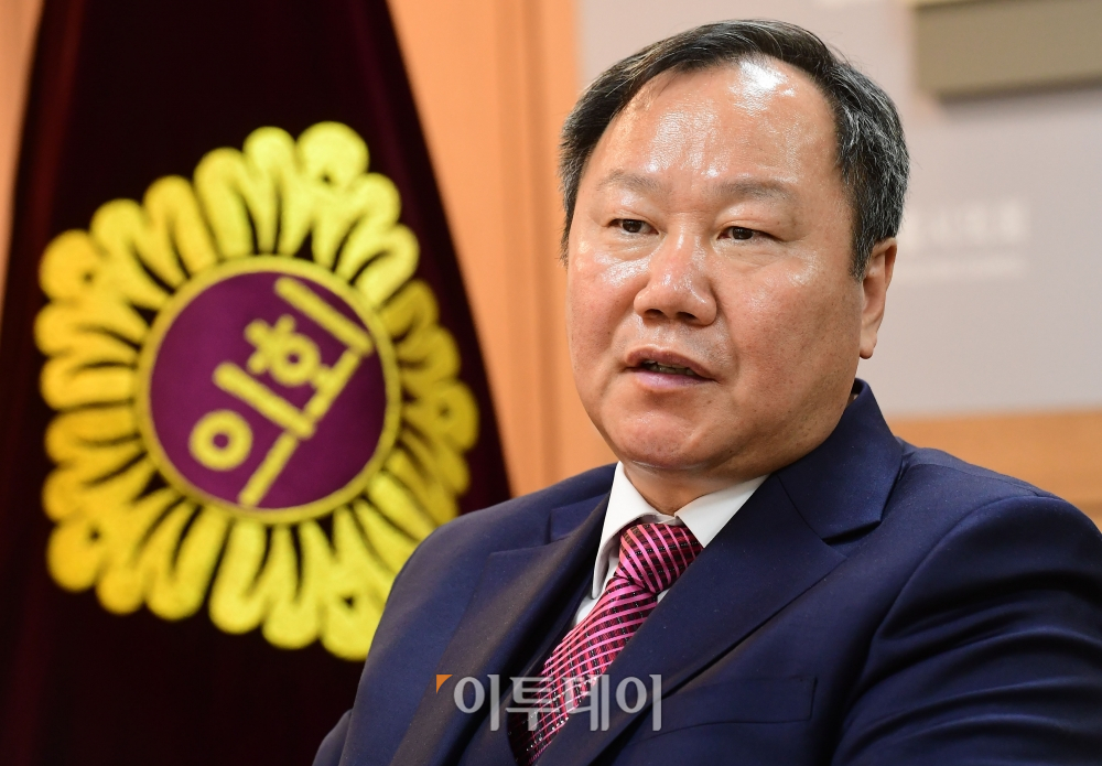 ▲김인호 서울시의회 의장이 13일 서울 중구 서울시의회 의장실에서 이투데이와 인터뷰를 하고 있다.  (고이란 기자 photoeran@)