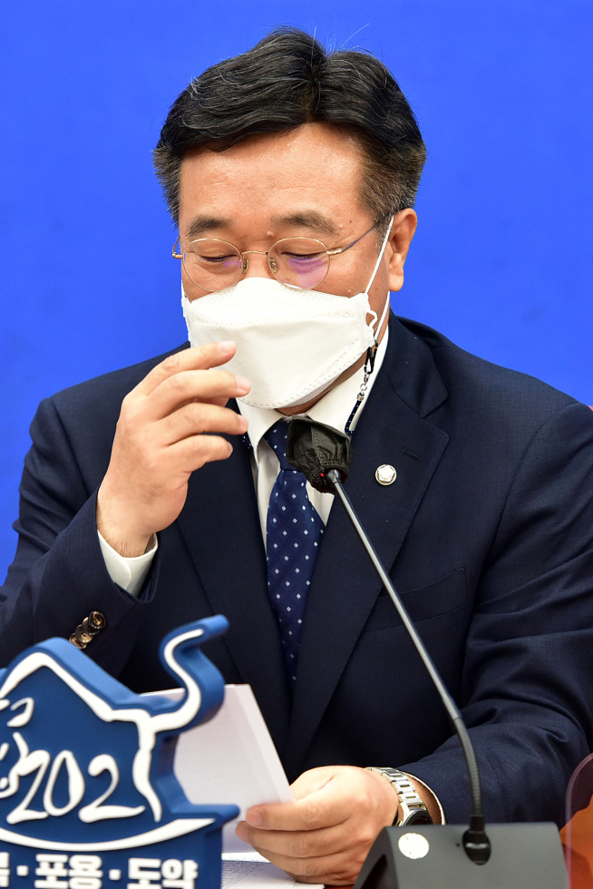 ▲더불어민주당 윤호중 원내대표가 13일 서울 여의도 국회에서 정책조정회의를 준비하고 있다. (연합뉴스)