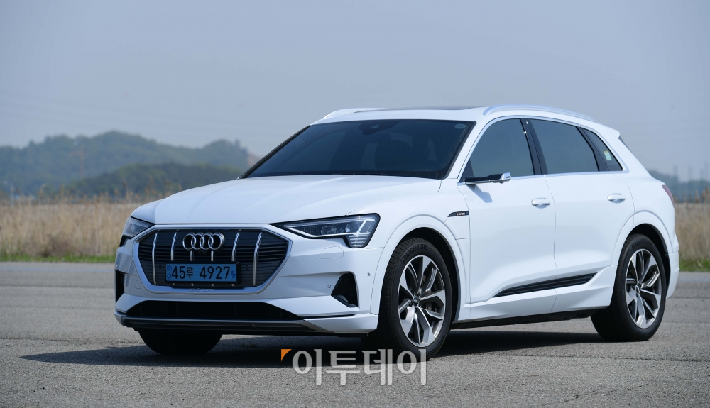 ▲아우디 e-트론은 '2021 스마트 EV 대상'에서 R&D 대상을 받았다. e-트론에는 자동차공학회장상이 수여됐다.  (신태현 기자 holjjak@)