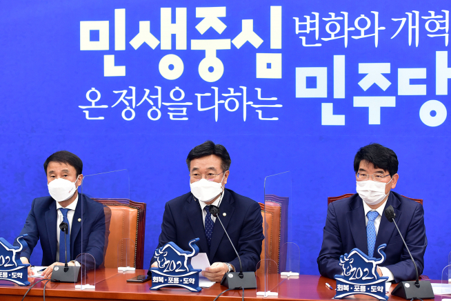 ▲더불어민주당 윤호중 원내대표(가운데)가 13일 서울 여의도 국회에서 열린 정책조정회의에서 발언하고 있다. (연합뉴스)