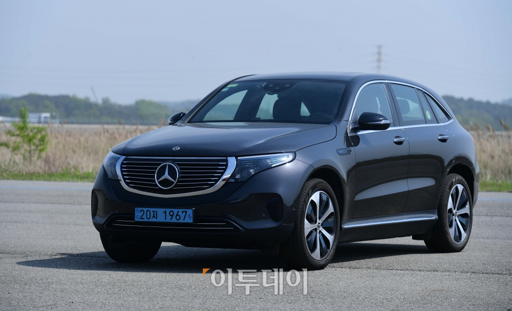 ▲메르세데스-벤츠 EQC가 '2021 스마트 EV 대상'에서 퍼포먼스 대상을 받았다.  (신태현 기자 holjjak@)