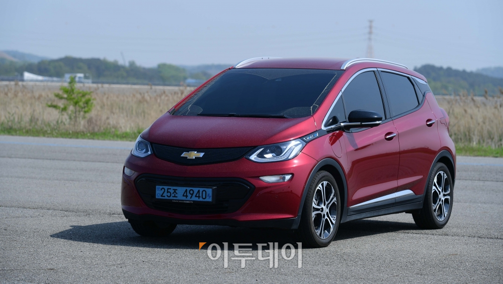 ▲쉐보레 볼트EV가 '2021 대한민국 스마트 EV 대상'에서 에코 대상을 받았다.  (신태현 기자 holjjak@)