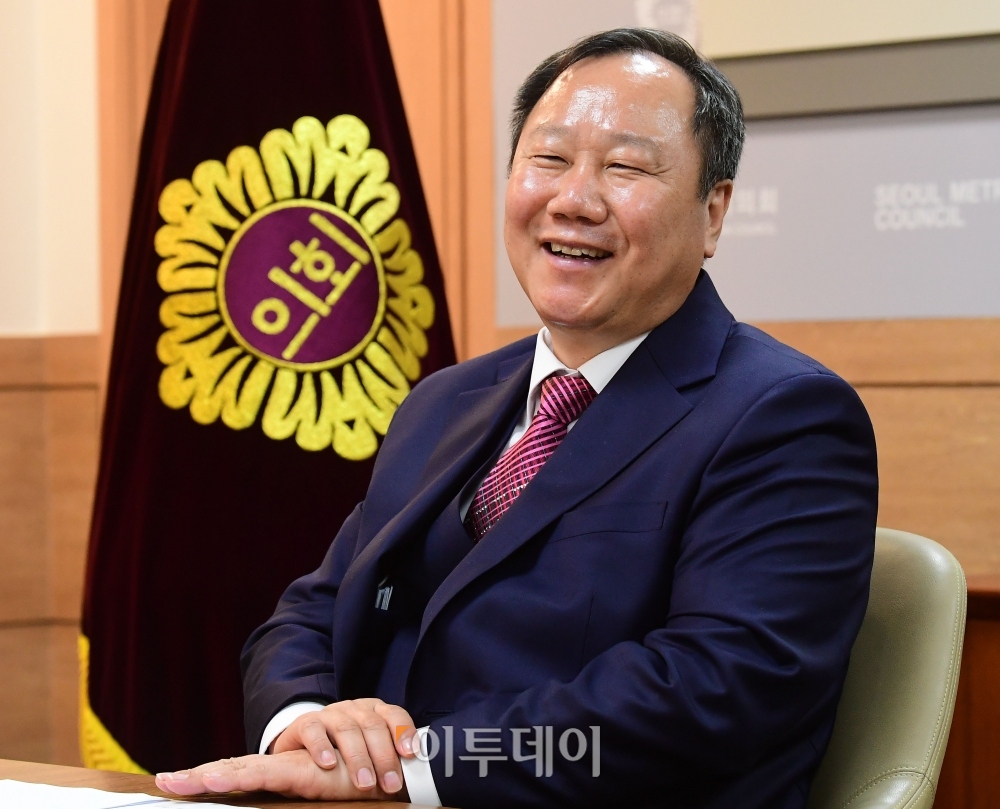 ▲김인호 서울시의회 의장이 12일 서울 중구 서울시의회 의장실에서 이투데이와 인터뷰를 하고 있다. 그는 오세훈 서울시장에 협력할 준비가 됐다고 밝혔다. (고이란 기자 photoeran@)