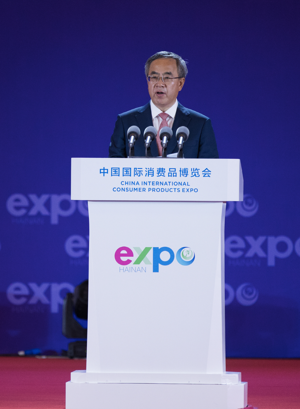 ▲후춘화 중국 부총리가 6일 중국 하이난성에서 열린 제1차 중국 국제소비자상품 엑스포에서 시진핑 국가주석의 축하 메시지를 읽고 있다. 하이난/신화뉴시스