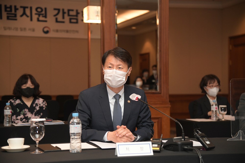 ▲김강립 식약처장이 13일 코로나19 백신 개발 업체와 간담회를 하고 있다. (사진제공=식약처)