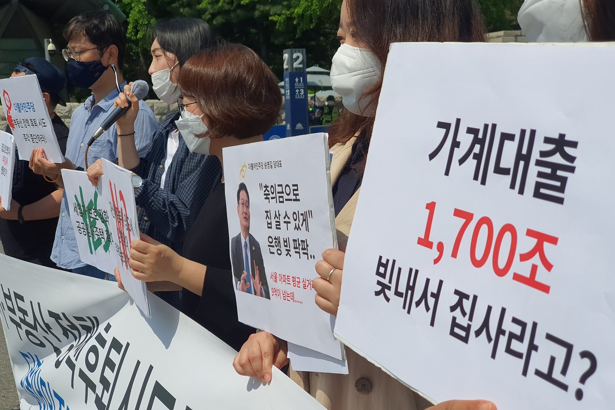 ▲참여연대·민달팽이유니온·나눔과미래·전국세입자협회 등 주거 시민단체들로 구성된 주거권네트워크 관계자들이 13일 서울 여의도 국회 앞에서 더불어민주당의 주거·부동산 정책을 규탄하는 기자회견을 하고 있다. (연합뉴스, 뉴시스)