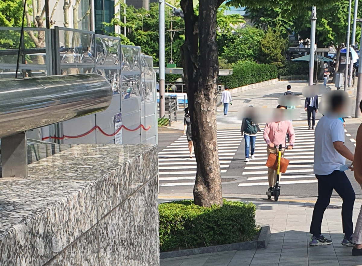 ▲13일 오전 한 전동킥보드 이용자가 헬멧 없이 킥보드를 타고 있다. (이다원 기자 leedw@)